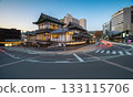 黃昏時分的道後溫泉小鎮景色 133115706