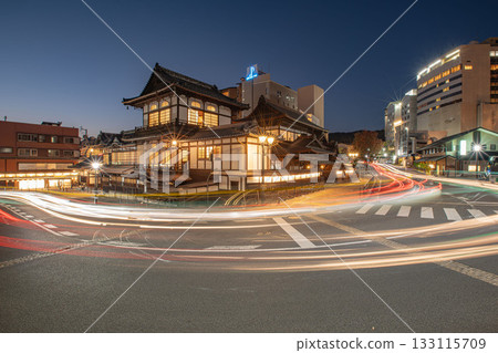黃昏時分的道後溫泉小鎮景色 133115709