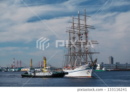 Nippon Maru being pushed by a tugboat to dock at Garden Pier. 133116241