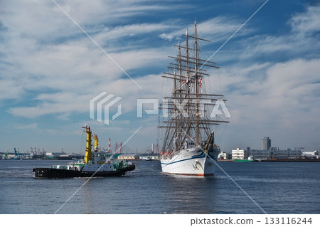 Nippon Maru being pushed by a tugboat to dock at Garden Pier. 133116244