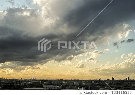 東京天空樹和黃昏中包裹的東京天際線 東京天空樹和黃昏中包裹的東京天際線 133116533