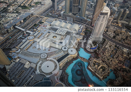 從哈利法塔天文台看到的迪拜天際線 從哈利法塔天文台看到的迪拜天際線 133116554