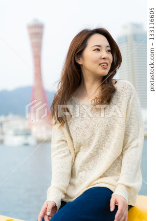 放鬆在海邊的婦女 放鬆在海邊的婦女 133116605