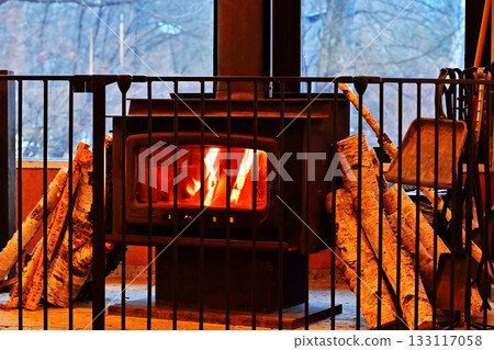 帶有柴火爐的風景,燃燒的柴火爐,溫暖的房間,圖片素材 帶有柴火爐的風景,燃燒的柴火爐,溫暖的房間,圖片素材 133117058