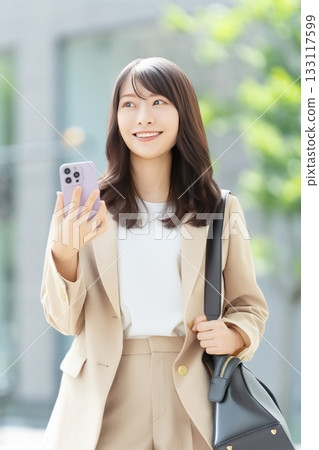 走在辦公區的女商人 走在辦公區的女商人 133117599