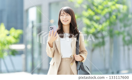 走在辦公區的女商人 133117600