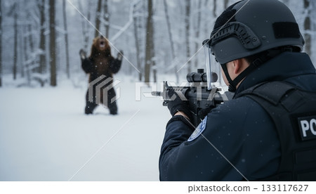 熊類控制應對計畫組的一名警官手持步槍,等待適當的時機開火。 熊類控制應對計畫組的一名警官手持步槍,等待適當的時機開火。 133117627