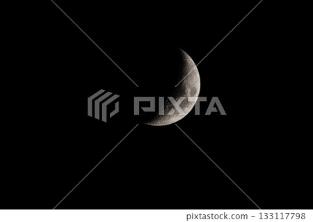 新月漂浮在夜空中 133117798