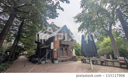 A house looking restaurant in a garden park in Antwerp  133117906