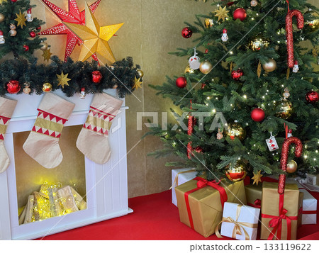 Cozy room with fireplace and Christmas tree 133119622