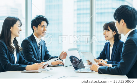 Businessmen chatting at a meeting 133120000