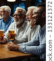 男人們在喝啤酒 133121372