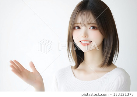 一位年輕女子舉手引導 133121373