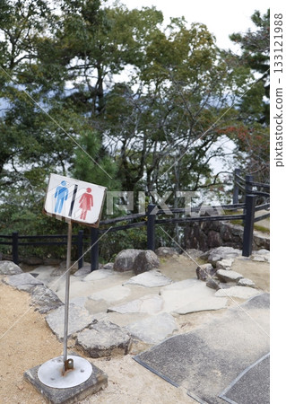 戶外指示牌,指引男女洗手間方向並展示周圍景色。 戶外指示牌,指引男女洗手間方向並展示周圍景色。 133121988