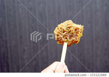 可以品嚐廣島特產炸紅葉的甜蜜場景。 133121989