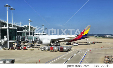 仁川國際機場的飛機和停車場 133122010