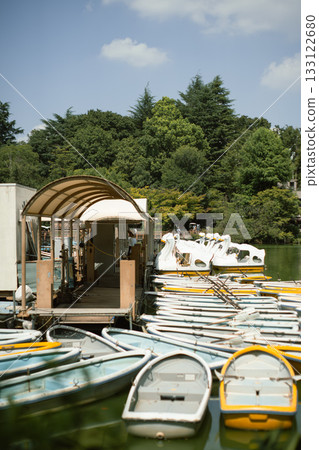 水陸兩棲船和彩色小船 133122680