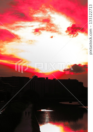 在日落染成的雲彩 133122713