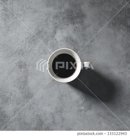 一個極簡風格的咖啡杯，沐浴在美麗的晨光和光影中。 133122943