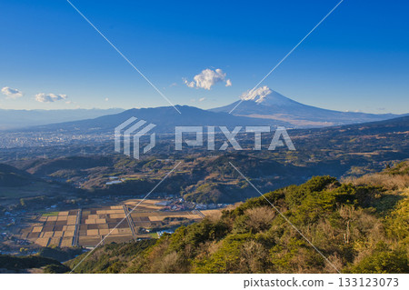 【靜岡縣】從伊豆山脊眺望丹那盆地和富士山 【靜岡縣】從伊豆山脊眺望丹那盆地和富士山 133123073