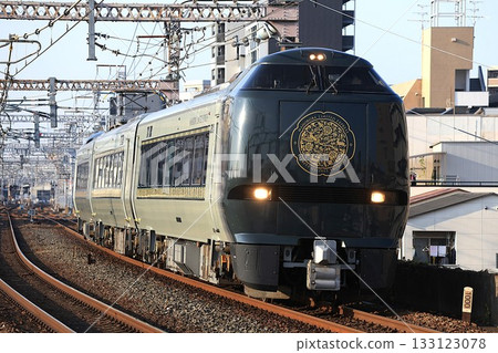 [JR West] 683 Series 6000 Commuter Express "Raku-Raku Yamato" ~Yukyu~ (Umeda Freight Line: Nishikujo to Osaka) 133123078