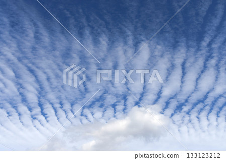 綿羊雲、斑點雲、暴雨 綿羊雲、斑點雲、暴雨 133123212