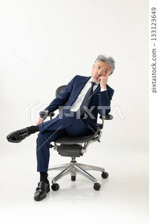 坐在椅子的商人 133123649