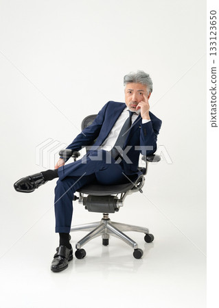 坐在椅子的商人 133123650