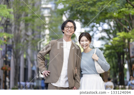 一對三十多歲的男人和女人對著鏡頭微笑 一對三十多歲的男人和女人對著鏡頭微笑 133124094