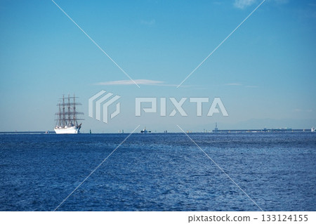 海和丸正沿著伊勢灣向北駛往凜子花園碼頭。 133124155