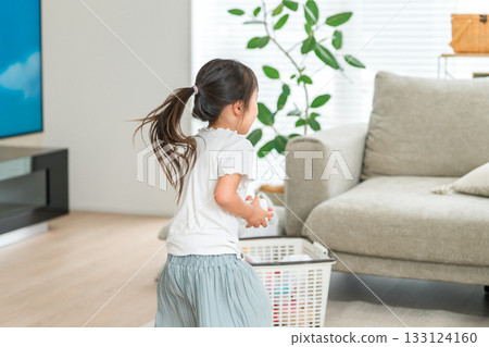 女孩們在客廳玩耍（育兒、兒童保育、兒童照顧支持） 133124160