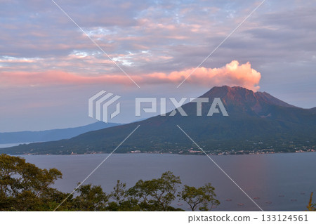 從鹿兒島杉山公園附近眺望櫻島，夕陽西下，煙霧繚繞。 133124561