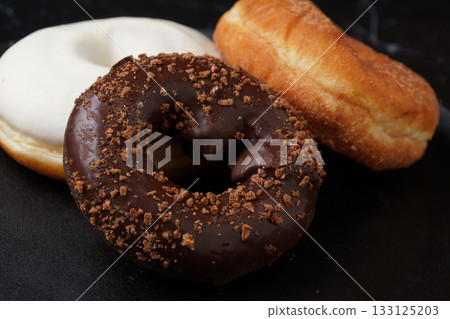 巧克力甜甜圈和白巧克力甜甜圈 巧克力甜甜圈和白巧克力甜甜圈 133125203