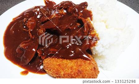 美味的牛肉薯餅（米飯碎）上面撒著炸丸子 133125298
