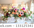婚禮宴會桌上擺放著精美的花卉裝飾。 133125341