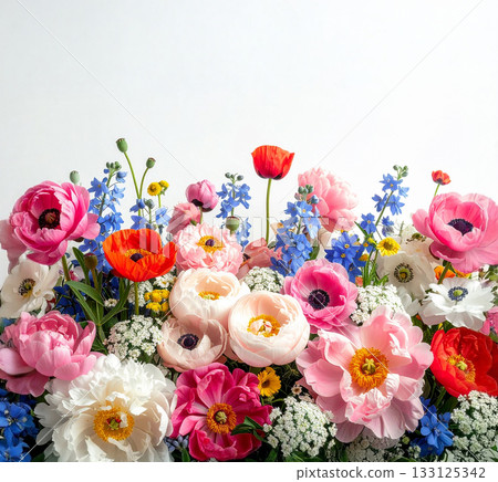 五彩繽紛的春花盛開。 133125342