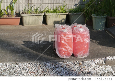加油有點麻煩,不過油爐很暖。煤油箱是否已滿? 加油有點麻煩,不過油爐很暖。煤油箱是否已滿? 133125454