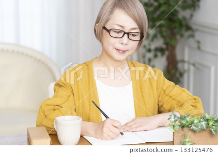 一位老婦人在客廳寫臨終遺書 一位老婦人在客廳寫臨終遺書 133125476