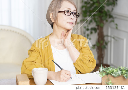 一位老婦人在客廳寫臨終遺書 133125481