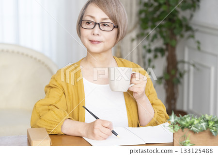 一位老婦人在客廳寫臨終遺書 一位老婦人在客廳寫臨終遺書 133125488