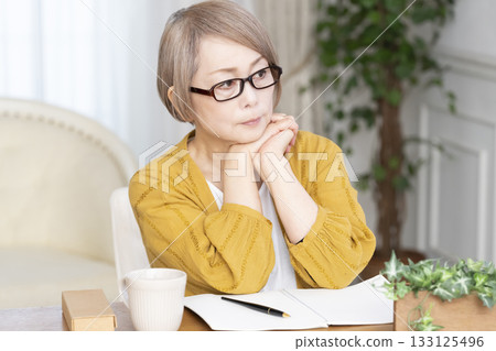 一位老婦人在客廳寫臨終遺書 一位老婦人在客廳寫臨終遺書 133125496