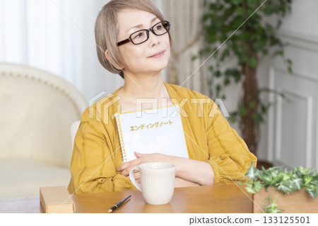 一位老婦人在客廳寫臨終遺書 133125501