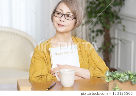 一位老婦人在客廳寫臨終遺書 133125503