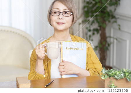 一位老婦人在客廳寫臨終遺書 133125506