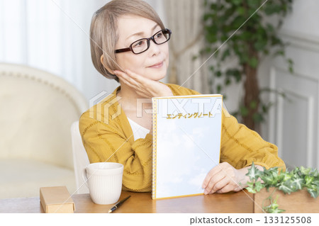 一位老婦人在客廳寫臨終遺書 133125508