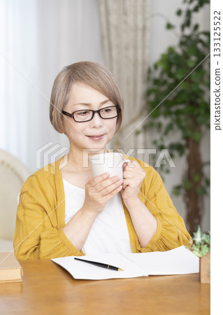 一位老婦人在客廳寫臨終遺書 133125522