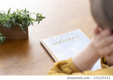 一位老婦人在客廳寫臨終遺書 一位老婦人在客廳寫臨終遺書 133125531