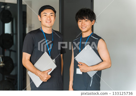 運動健身房、健身房教練、男性教練團隊 運動健身房、健身房教練、男性教練團隊 133125736