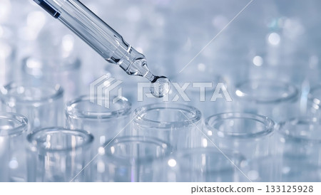 滴管將液體滴入試管的特寫鏡頭 | 製藥和研發圖片 133125928
