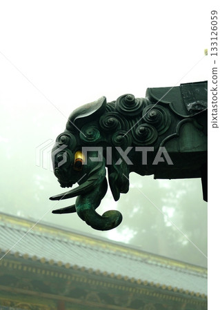 Statue on roof tile (vertical) 133126059